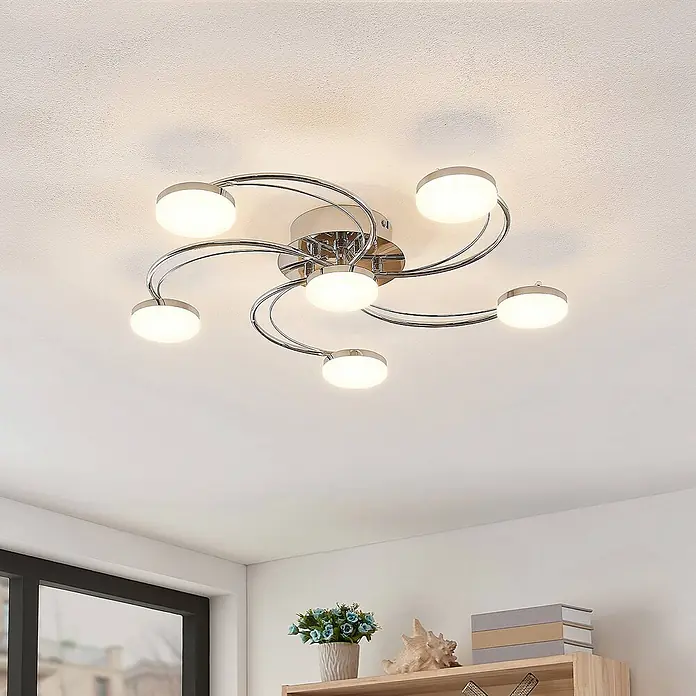 Lindby LED Deckenlampe in chrom, Deckenleuchte -  - Eine moderne Deckenleuchte aus Chrom mit sechs runden, weißen LED-Diffusoren in spiralförmiger Anordnung, die einen Raum beleuchten.