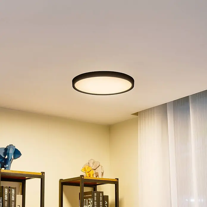 Lindby LED Deckenlampe Smart Home in schwarz matt, weiß, dimmbar -  - Schwarze, runde Deckenleuchte, die einen Raum beleuchtet.