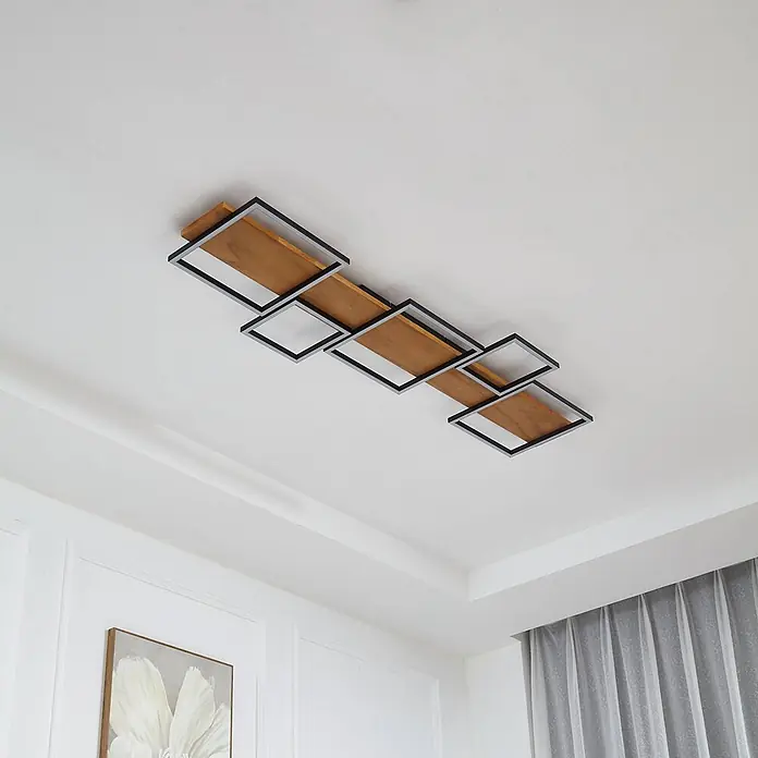 Lindby LED Deckenlampe in holz, weiß, Deckenleuchte -  - Moderne rechteckige Deckenleuchte mit Holzpaneelen und schwarzen Rahmen in einem Wohnraum.