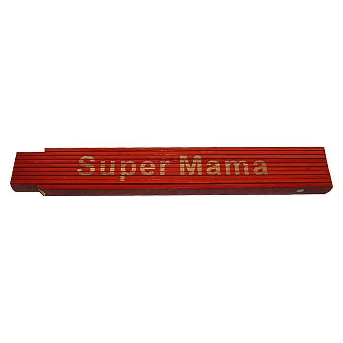 Zollstock - Aufdruck: Super Mama, 2 m - Nahaufnahme eines roten Zollstocks mit der Aufschrift "Super Mama" in goldener Schrift. Praktisch und liebevoll!