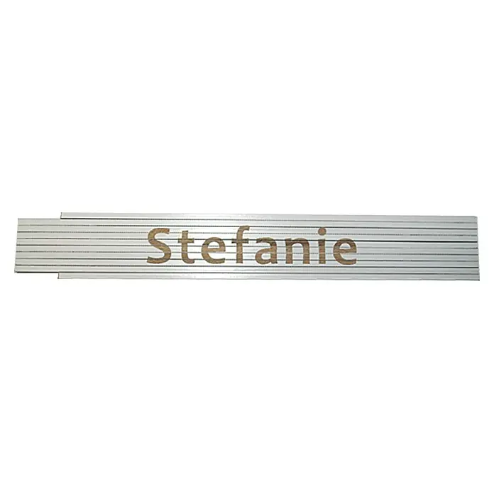 Zollstock - Aufdruck: Stefanie, 2 m - Das Bild zeigt ein Namensschild mit dem Namen "Stefanie" in brauner Schrift auf einem silbernen Untergrund.