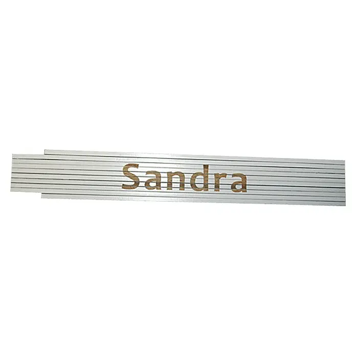 Zollstock - Aufdruck: Sandra, 2 m - Ein silbernes Türschild mit dem Namen "Sandra" in einer stilvollen, braunen Schrift. Perfekt für die persönliche Kennzeichnung.