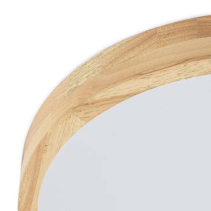 Lindby LED Deckenlampe Holz Ø50 cm, mit Fernbedienung, dimmbar, 29W LED -  - Nahaufnahme eines hellen Holzrahmens mit sichtbarer Maserung, der sich um eine weiße Oberfläche krümmt. Der Rahmen besteht aus mehreren Holzstücken.