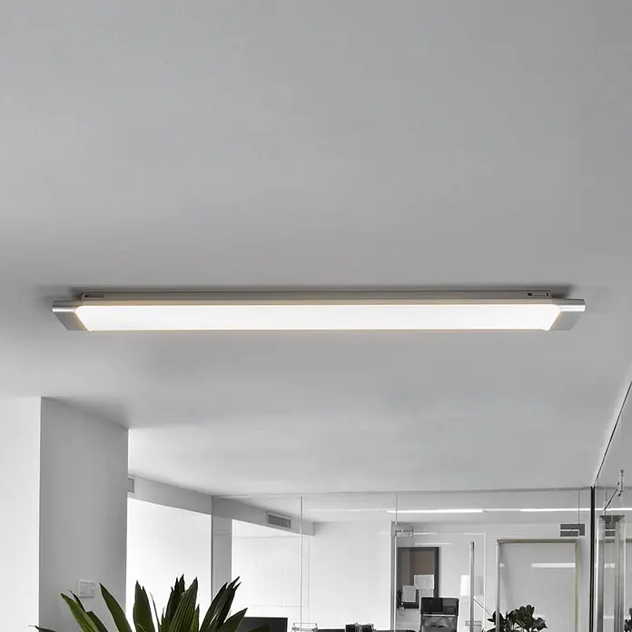 Arcchio LED Deckenlampe in weiß, silber, Deckenleuchte -  - Silberne lineare LED-Deckenleuchte bündig an einer hellgrauen Bürodecke installiert.