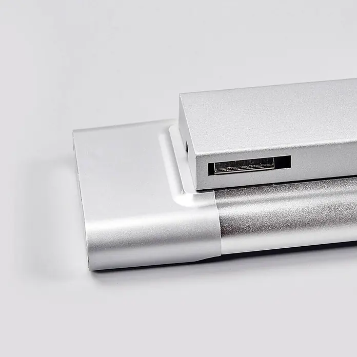 Arcchio LED Deckenlampe in weiß, silber, Deckenleuchte -  - Silberfarbenes Aluminium-Elektronikgerät mit sichtbarem USB-Anschluss, eventuell ein Hub oder Teil eines Monitorständers.