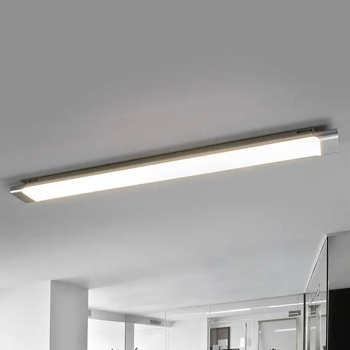 Arcchio LED Deckenlampe in weiß, silber, Deckenleuchte -  - Lange silberne lineare LED-Deckenleuchte beleuchtet einen modernen Büroraum.
