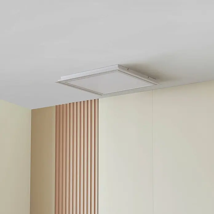 Lucande LED Deckenlampe in weiß, dimmbar Deckenleuchte -  - Weißes quadratisches LED-Deckenlicht, an einer weißen Decke montiert, beleuchtet einen modernen Raum.