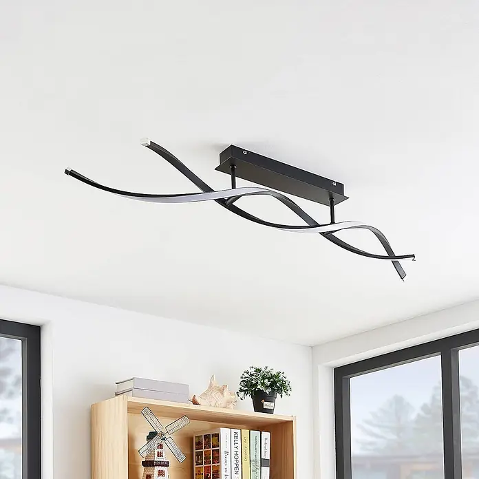 Lindby LED Deckenlampe in schwarz matt, Deckenleuchte -  - Moderne schwarze LED-Deckenleuchte mit wellenförmigem, abstraktem Design, die einen Raum erhellt. Bündig montiert.