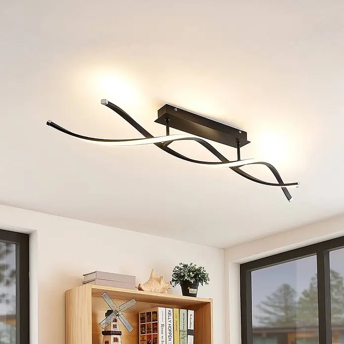 Lindby LED Deckenlampe in schwarz matt, Deckenleuchte -  - Moderne schwarze Deckenleuchte mit wellenförmigen LED-Streifen, die einen Raum beleuchtet. Sie hat ein schlankes, abstraktes Design.