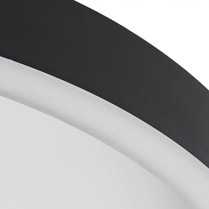 Lucande LED Deckenlampe in schwarz, up down Deckenleuchte rund -  - Gekrümmte moderne Leuchte, die ein mattschwarzes Außenband und einen weißen durchscheinenden Diffusor zeigt.