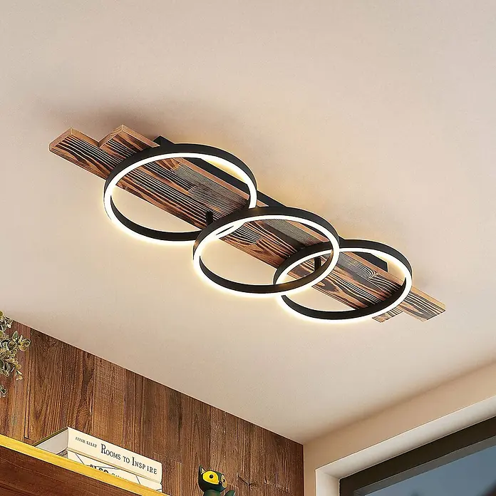 Lindby LED Deckenlampe in holz, dimmbar Deckenleuchte rund -  - Moderne Deckenleuchte mit dunklem Holzsockel und drei schwarzen, beleuchteten überlappenden Ringen.