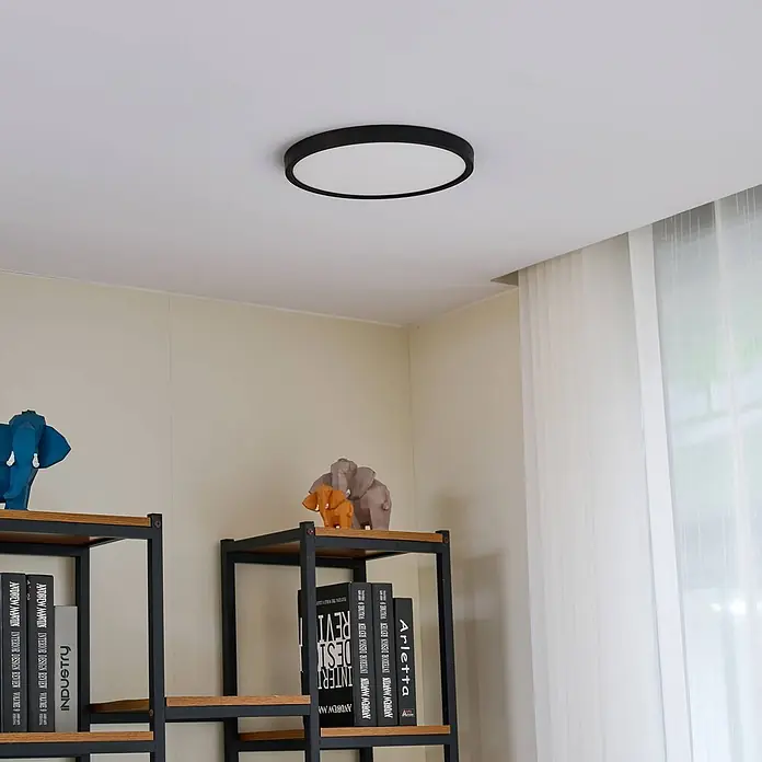 Lindby LED Deckenlampe Smart Home in schwarz matt, weiß, dimmbar -  - Schwarz-weiße runde LED-Deckenleuchte, die einen modernen Raum beleuchtet.