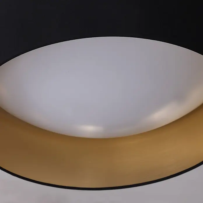 Lindby LED Deckenlampe in schwarz, gold, Deckenleuchte rund -  - Nahaufnahme einer Lampeninnenseite mit schwarzem Rand, weißem Diffusor und glänzendem Goldband.