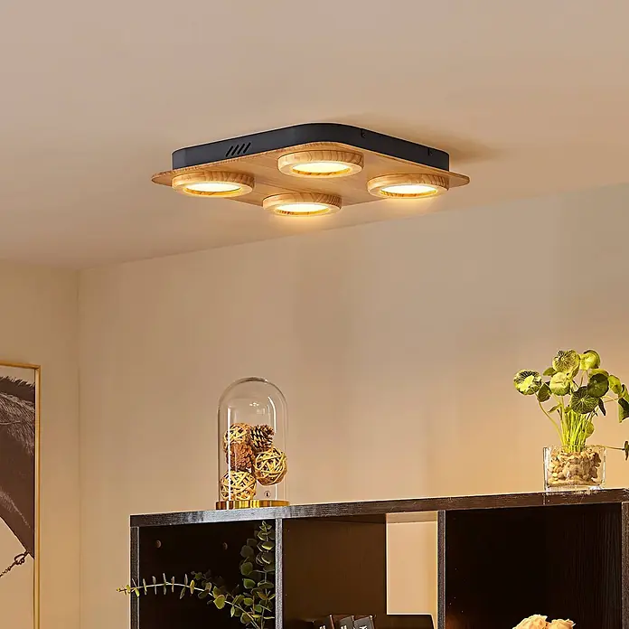 Lindby Deckenleuchte Joren - Holz hell - Quadratische Deckenleuchte aus schwarzem Metall und Holz mit vier runden integrierten LED-Leuchten, die einen Raum erhellen.