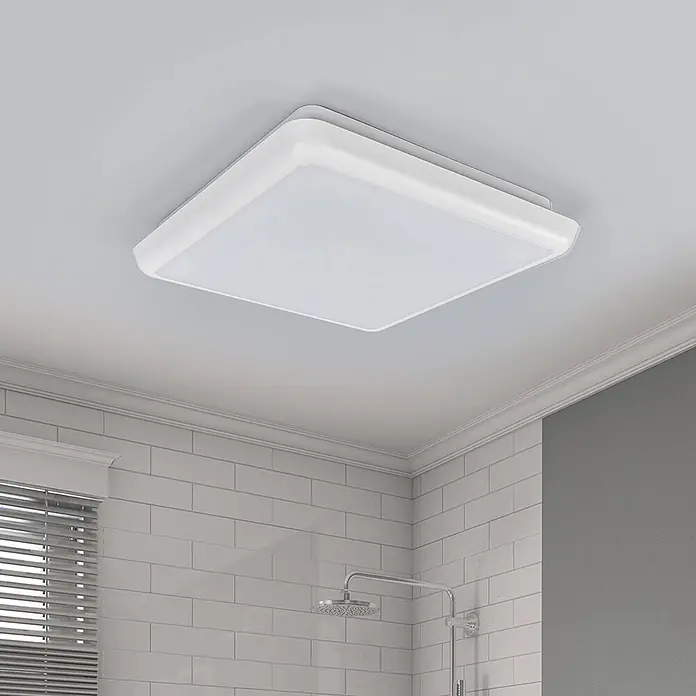 Arcchio Deckenleuchte Augustin - weiß / opal, weiß / opal - Weiße quadratische LED-Deckenleuchte an einer weißen Decke in einem modernen Badezimmer.
