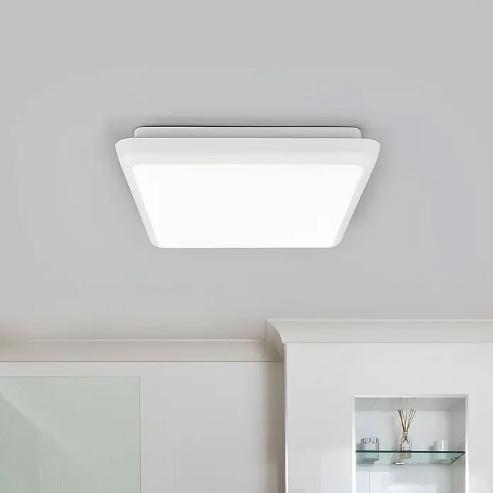 Arcchio Deckenleuchte Augustin - weiß / opal, weiß / opal - Quadratische weiße LED-Deckenleuchte mit mattierter Abdeckung, an einer hellen Decke montiert.