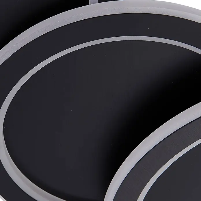 Lucande Deckenlampe in schwarz, Deckenleuchte -  - Nahaufnahme einer modernen schwarzen LED-Leuchte mit konzentrischen grauen Lichtringen auf gebürsteter Metalloberfläche.