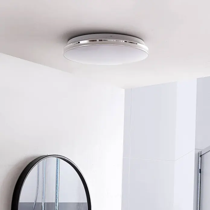 Lindby LED Deckenlampe in chrom, weiß, Deckenleuchte rund -  - Moderne, runde weiße LED-Deckenleuchte mit Chrombesatz, bündig montiert.