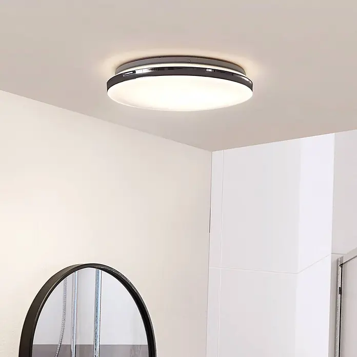 Lindby LED Deckenlampe in chrom, weiß, Deckenleuchte rund -  - Runde schwarze und weiße LED-Deckenleuchte beleuchtet einen modernen Raum.