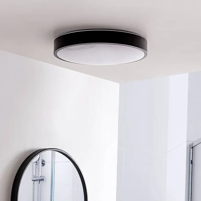 Lindby LED Deckenlampe in schwarz, Deckenleuchte rund -  - Schwarze runde Deckenleuchte mit weißem Diffusor, an einer Decke in einem modernen Badezimmer montiert.