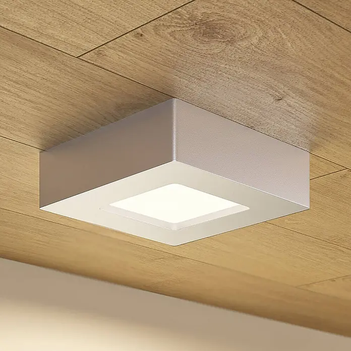 PRIOS LED Deckenlampe in silber, weiß, Deckenleuchte -  - Quadratische LED-Aufbauleuchte mit silbernem Gehäuse, weißes Licht, an einer hellen Holzpaneeldecke montiert.
