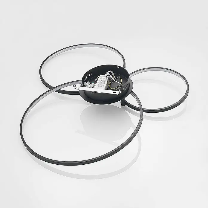 Lindby LED Deckenlampe in schwarz matt, Deckenleuchte -  - Schwarze Deckenlampe mit drei überlappenden runden LED-Ringen und zentraler Montagebasis.