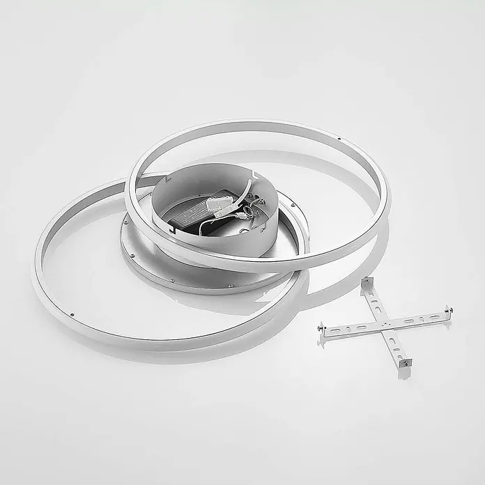 Lucande Deckenleuchte Senne - alu / grau / zink - Zerlegte moderne silberfarbene LED-Deckenleuchte: zwei Ringe, zentrale Basis mit Verkabelung und kreuzförmige Montagehalterung.