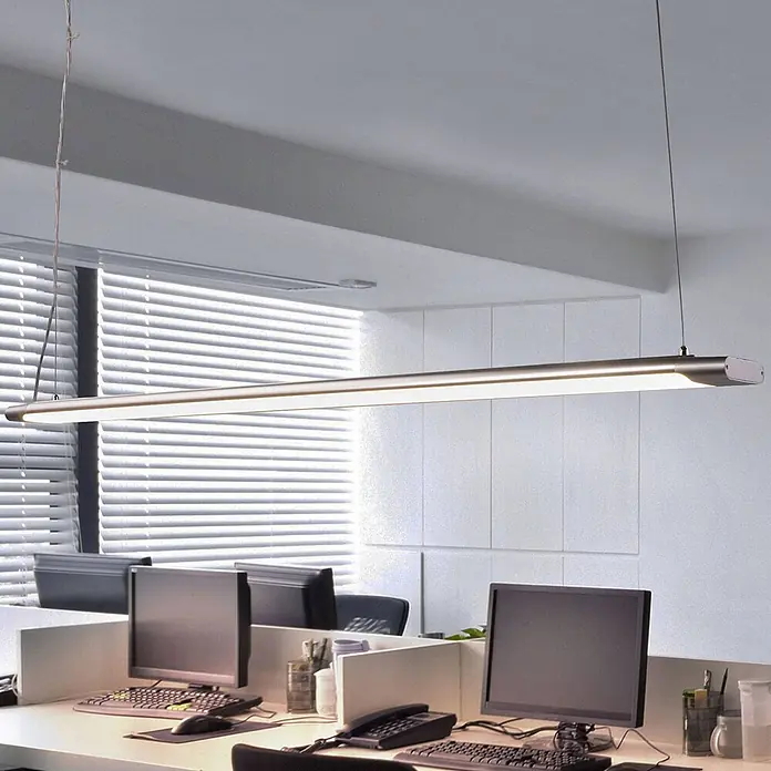 Arcchio LED Panel Pendelleuchte in weiß, silber, Hängelampe Esstisch -  - Silberne lineare Pendelleuchte, die einen Büroschreibtisch beleuchtet, von der Decke hängend.