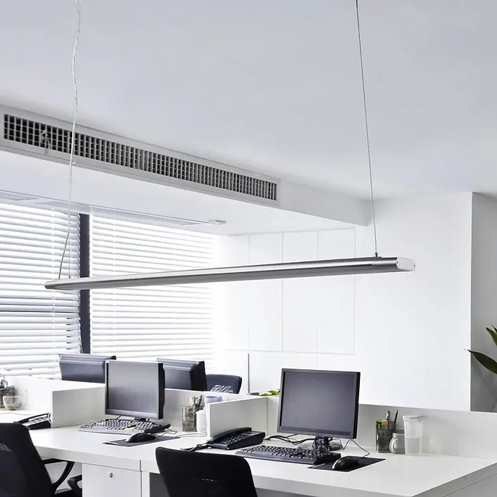Arcchio LED Panel Pendelleuchte in weiß, silber, Hängelampe Esstisch -  - Silberne lineare Pendelleuchte über einem Büroraum, die Beleuchtung spendet.