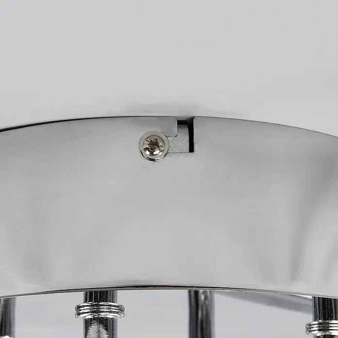 Lindby LED Deckenlampe in chrom, weiß, Deckenleuchte -  - Nahaufnahme einer silbernen Chrom-Metallhalterung mit einer Befestigungsschraube und reflektierenden Stützstangen.