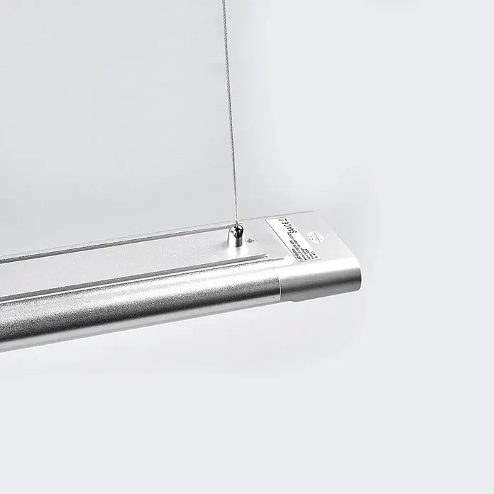 Arcchio LED Panel Pendelleuchte in weiß, silber, Hängelampe Esstisch -  - Silberfarbene LED-Balkenleuchte, an einem Drahtseil aufgehängt. Ein Etikett zeigt Produktspezifikationen.