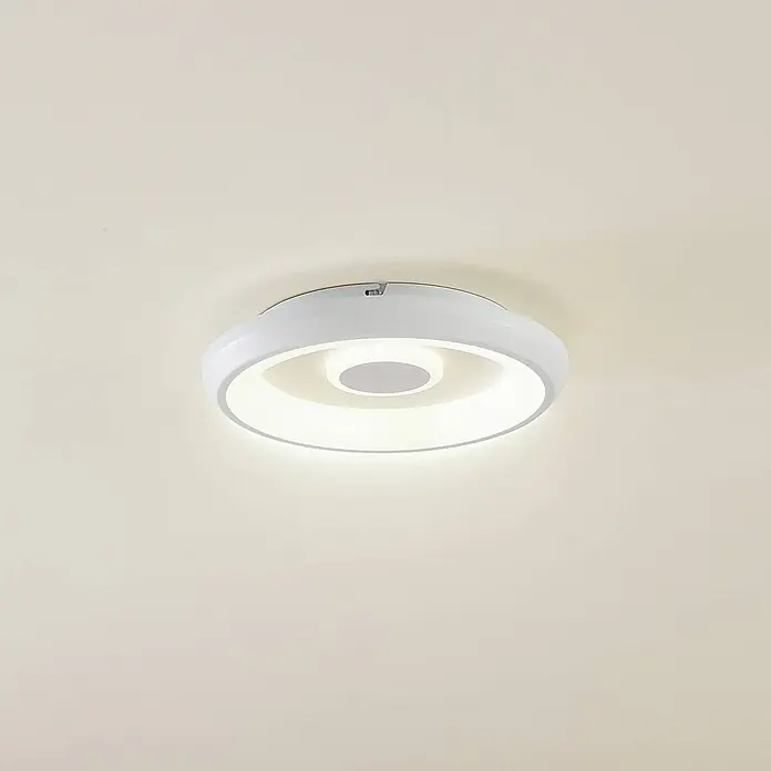 Lindby Deckenleuchte Lynden - weiß / opal - Weiße, moderne, runde LED-Deckenleuchte mit beleuchtetem Innen- und Außenring.
