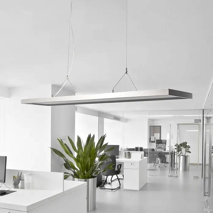 Arcchio LED Panel / Pendelleuchte Büro, Büroleuchte Hängeleuchte 4.000K -  - Rechteckige silberne Pendelleuchte beleuchtet ein modernes Büro.