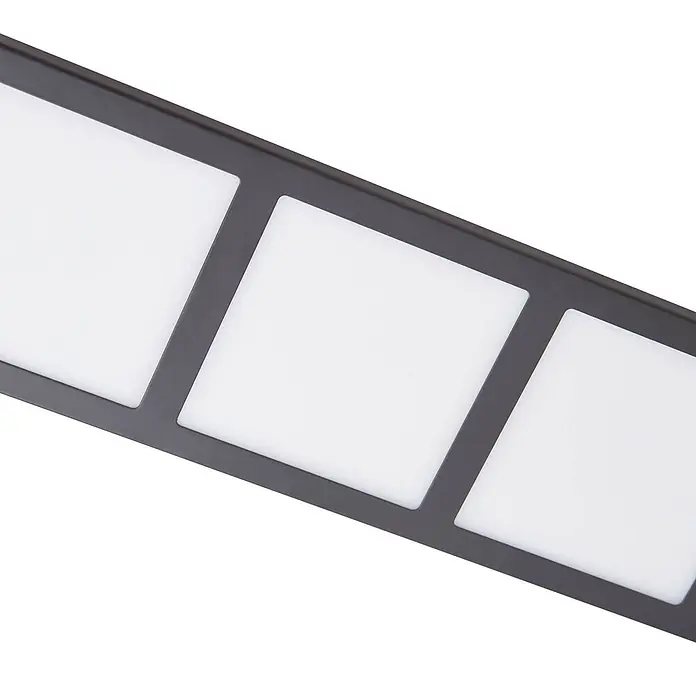 Lindby Deckenleuchte Raymie - schwarz - Dunkelgraue lineare Leuchte mit drei quadratischen weißen Diffusoren.