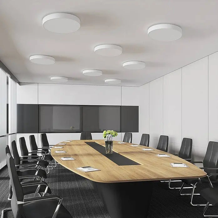 Arcchio LED Deckenlampe in weiß, Deckenleuchte rund -  - Mehrere weiße, runde Deckenleuchten beleuchten einen modernen Konferenzraum.