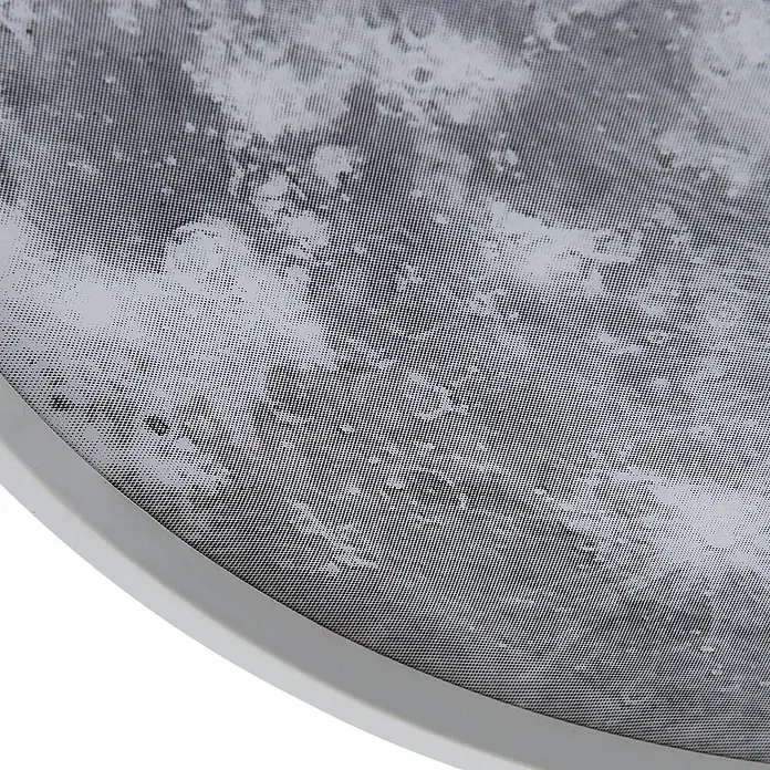 Lindby Deckenleuchte Lune - weiß / opal, alu / grau / zink - Rundes Objekt mit hellgrauem Rahmen und einem schwarz-weißen Rasterpunktmuster, das ein abstraktes Design bildet.
