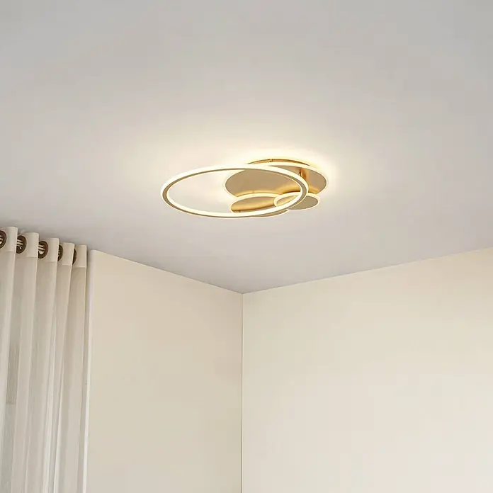 Lucande LED Deckenlampe in gold, Deckenleuchte rund -  - Moderne goldene LED-Deckenleuchte mit überlappenden Kreisformen, an der Decke montiert, erhellt den Raum.