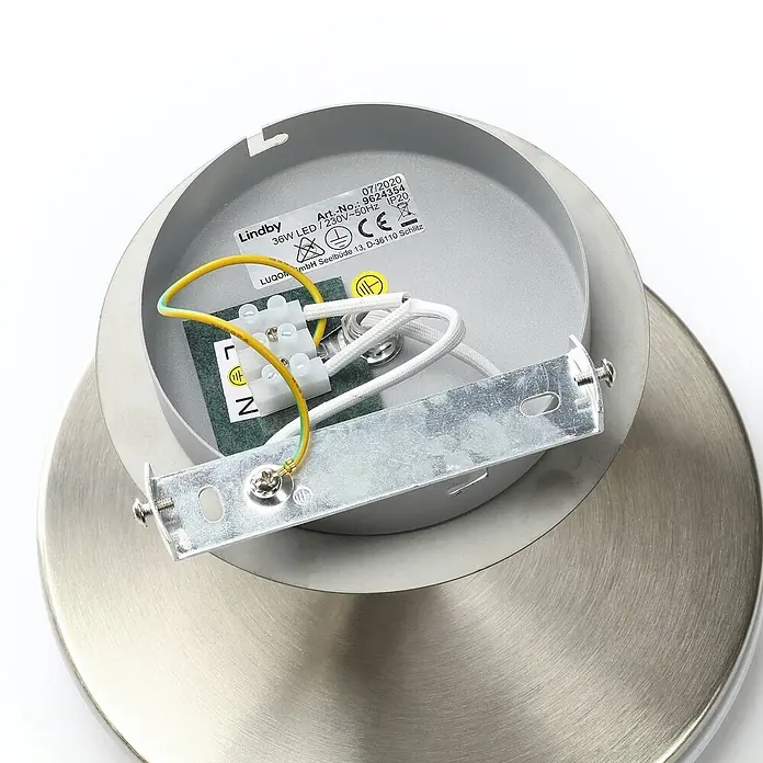 Lindby LED Deckenlampe in weiß, chrom, Deckenleuchte -  - Gebürstete Metall-LED-Deckenleuchtenbefestigung mit sichtbarer Innenverkabelung und Klemmenblock.