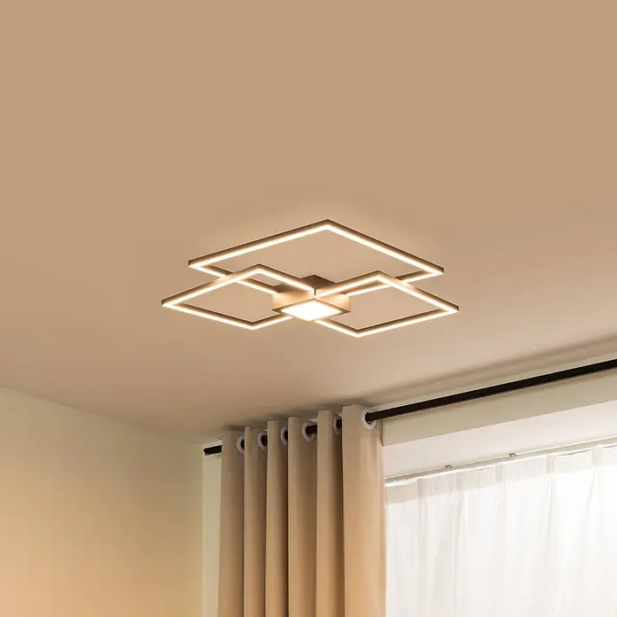 Lindby LED Deckenlampe modern, dimmbar, 230V, IP20, warmweiß - 3.000K - Moderne geometrische LED-Deckenleuchte mit sich überlappenden Quadraten, montiert an einer hellen Decke.