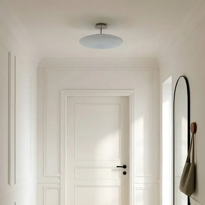 Lindby LED Deckenlampe in weiß, chrom, Deckenleuchte -  - Moderne Deckenleuchte mit mattierter Glasdiffusor und silbernem Sockel, in einem weißen vertäfelten Flur installiert.