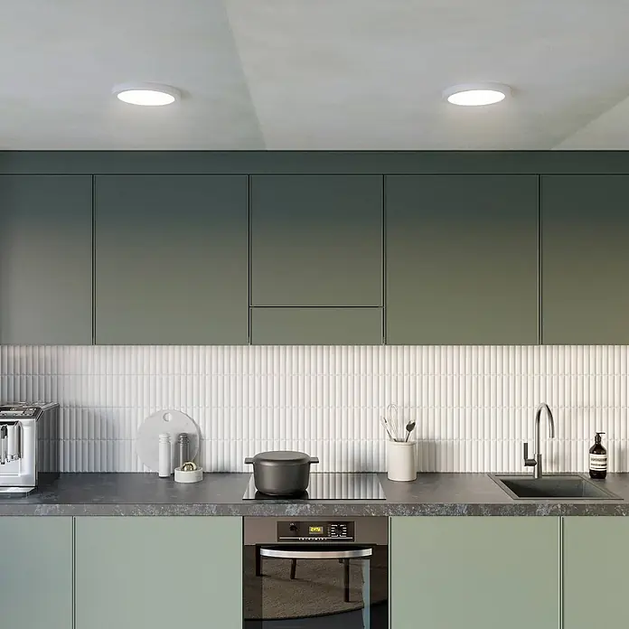 PRIOS LED Deckenlampe in weiß, Deckenleuchte rund -  - Zwei runde weiße Deckenleuchten erhellen eine moderne Küche.