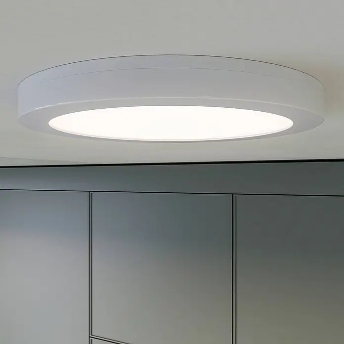 PRIOS LED Deckenlampe in weiß, Deckenleuchte rund -  - Weiße runde LED-Deckenleuchte beleuchtet einen modernen Innenraum.