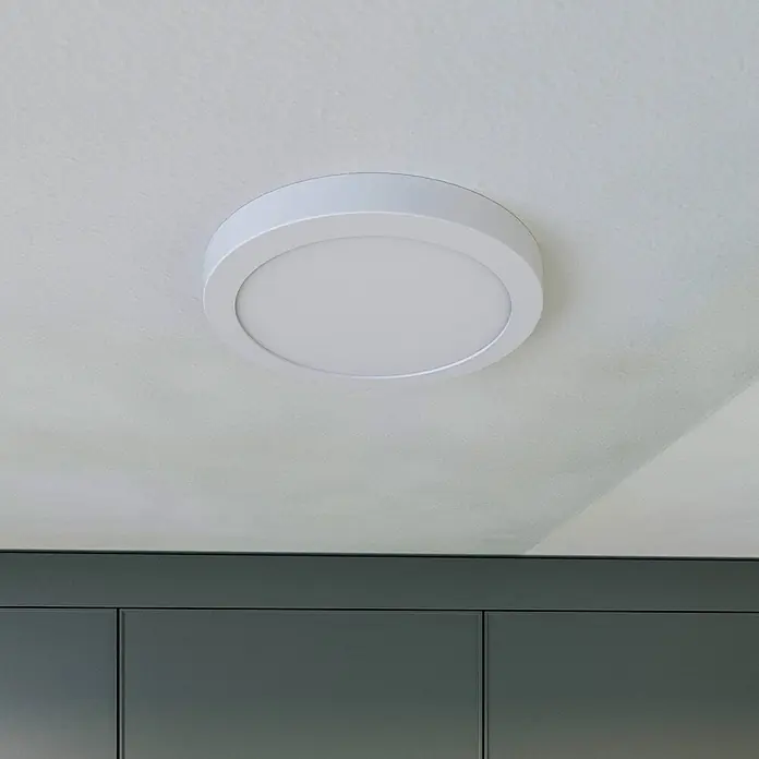 PRIOS LED Deckenlampe in weiß, Deckenleuchte rund -  - Weiße runde LED-Deckenleuchte bündig an heller Decke über dunkelgrauen Schränken montiert.