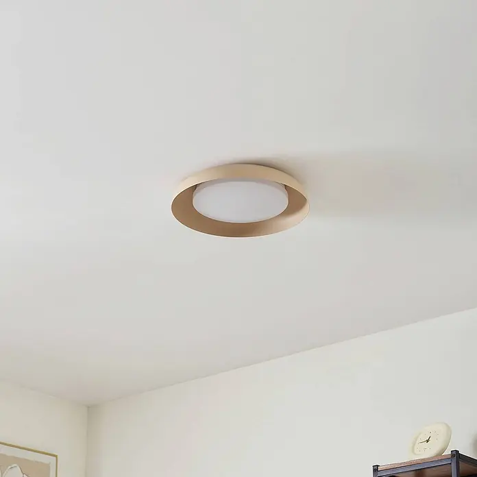 Lindby LED Deckenlampe in beige, weiß, Deckenleuchte -  - Eine moderne, runde beigefarbene Deckenleuchte mit weißem Diffusor, an einer Decke montiert.