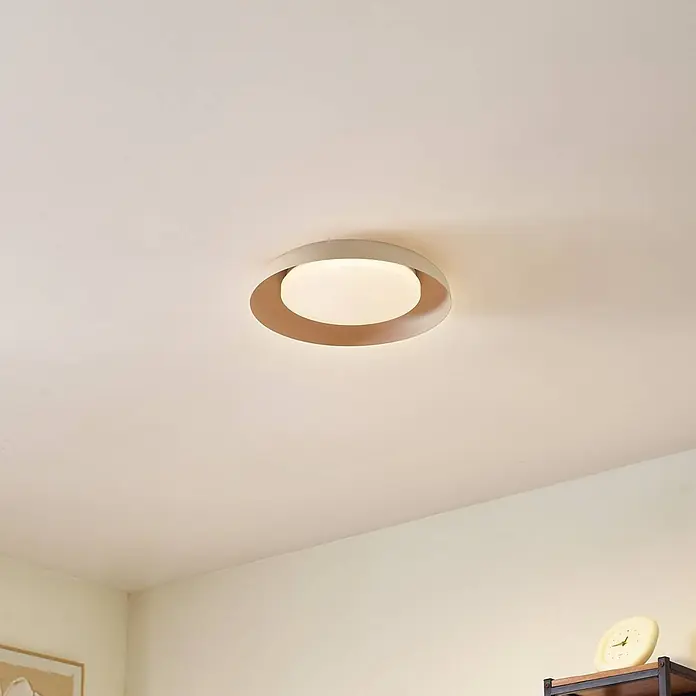Lindby LED Deckenlampe in beige, weiß, Deckenleuchte -  - Moderne Deckenleuchte mit beigem Außenring und weißem Diffusor, an einer hellen Decke montiert.