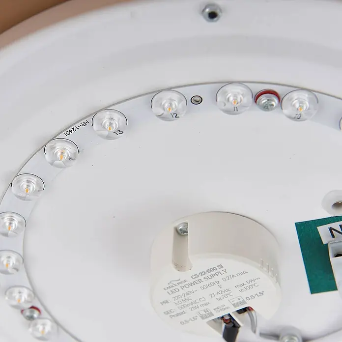 Lindby LED Deckenlampe in beige, weiß, Deckenleuchte -  - Nahaufnahme eines weißen, runden LED-Lichtstreifens mit einzelnen LED-Lampen und einem angeschlossenen weißen EAGLERISE LED-Netzteil.
