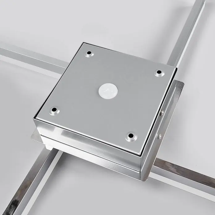 Lindby LED Deckenlampe in weiß, chrom, Deckenleuchte -  - Silberne Metall-Anschlussdose mit Deckel, auf linearem Schienensystem montiert.