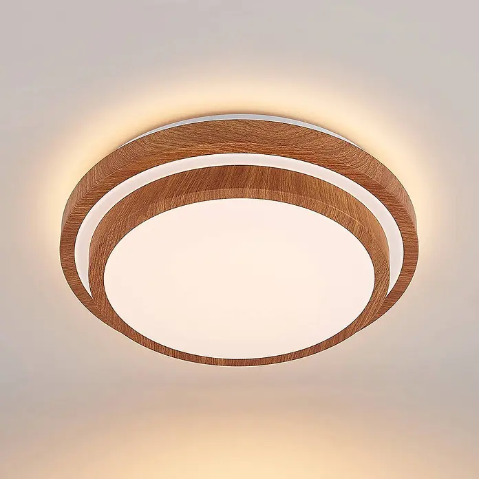 Lindby LED Deckenlampe in holz, weiß, Deckenleuchte rund -  - Runde LED-Deckenleuchte mit hellem Holzrahmen und weißem, beleuchtetem Diffusor, warmes Licht abgebend.
