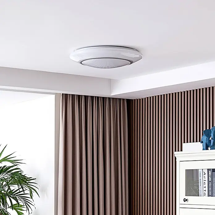 Lindby Deckenleuchte Felecina - weiß / opal - Weiße, runde LED-Deckenleuchte bündig an einer weißen Decke in einem modernen Raum montiert.