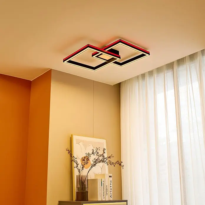 Lucande LED Deckenlampe dimmbar, RGB Backlight, Fernbedienung -  - Moderne geometrische schwarze LED-Deckenleuchte mit roter und weißer Innenbeleuchtung, an der Decke montiert.